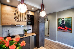 Superior Apartment, Balcony | Private kitchenette | Fridge, microwave, stovetop, cookware/dishes/utensils