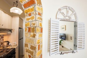 Refrigerador, microondas, horno y tetera eléctrica 