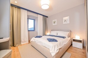 4 habitaciones, tabla de planchar con plancha, wifi y ropa de cama 