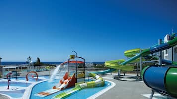 Una piscina al aire libre de temporada