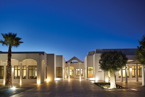 Fachada de la propiedad por la tarde o noche