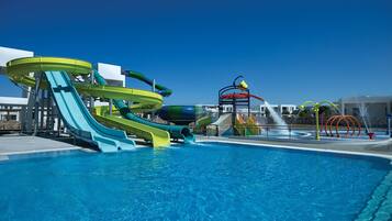 Una piscina al aire libre de temporada