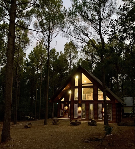 Rowdy Coyote 🐺 Luxury Cabin-ZipLine-Arcade-Foosball-HotTub-FirePit-Gas Grill