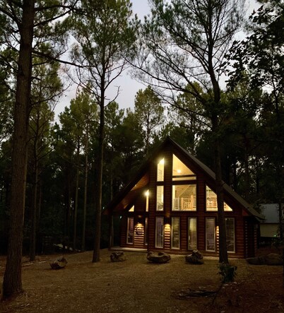 Rowdy Coyote 🐺 Luxury Cabin-ZipLine-Arcade-Foosball-HotTub-FirePit-Gas Grill