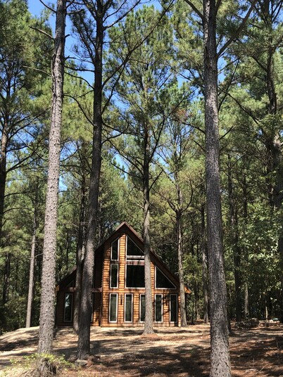 Rowdy Coyote 🐺 Luxury Cabin-ZipLine-Arcade-Foosball-HotTub-FirePit-Gas Grill