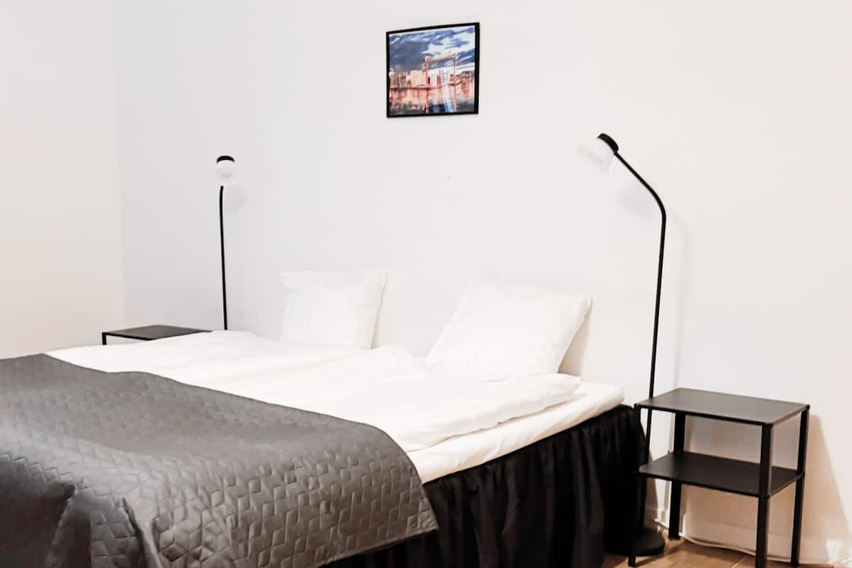 1 bedroom, hypo-allergenic bedding, down duvets, desk