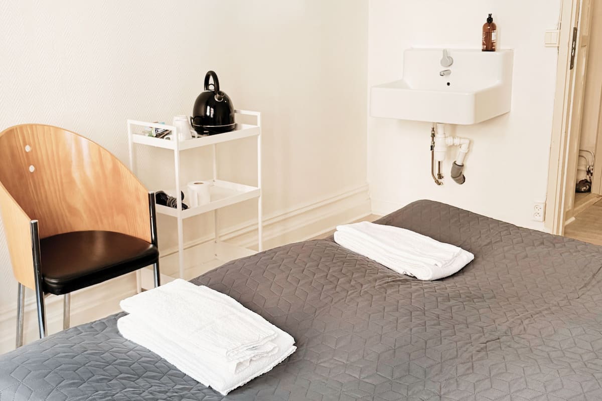 1 bedroom, hypo-allergenic bedding, down duvets, desk
