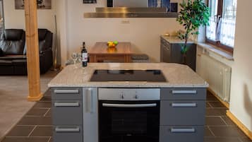 Réfrigérateur, micro-ondes, plaque de cuisson, lave-vaisselle