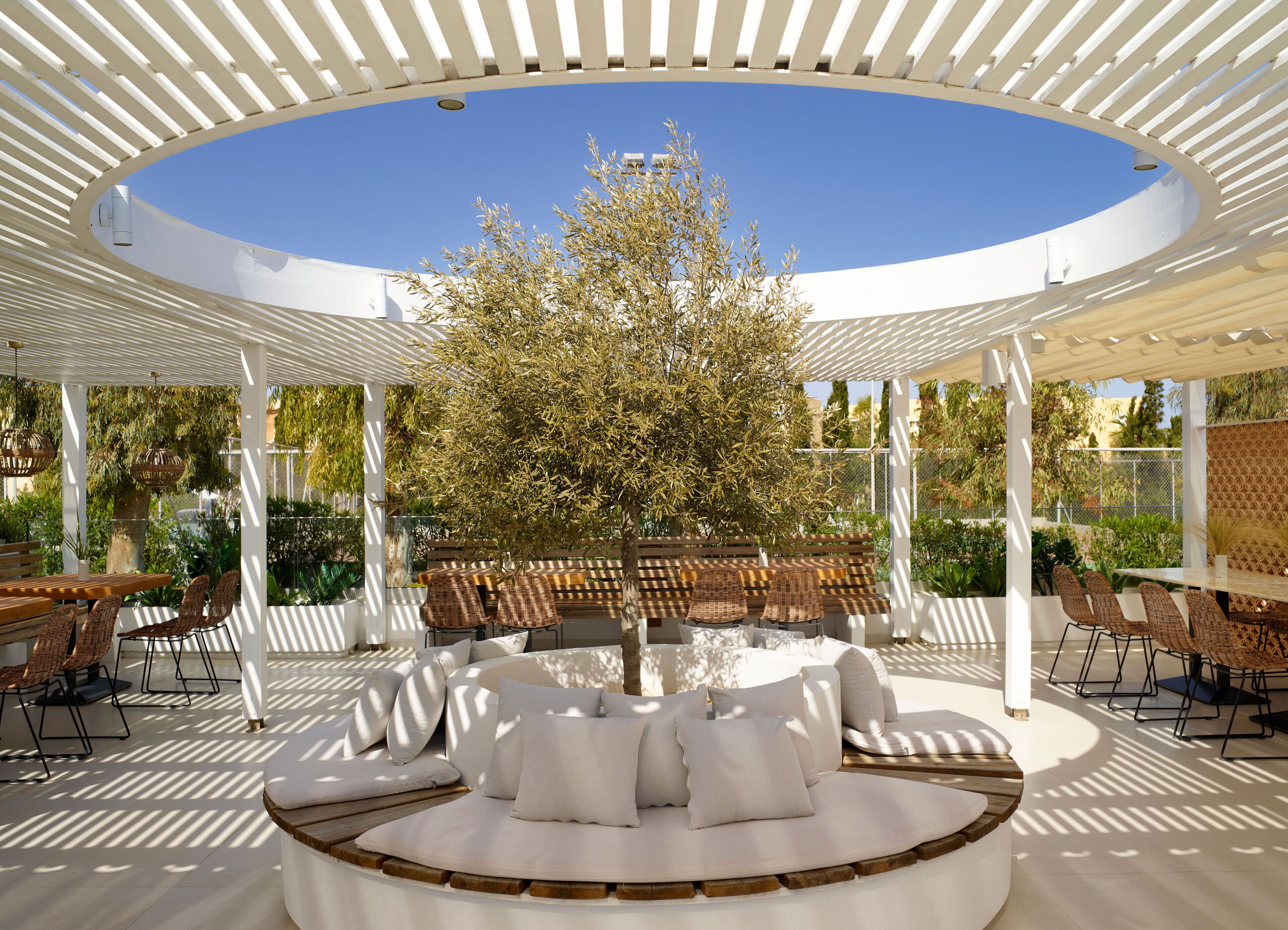 4 bar/lounge, 2 bar tepi kolam renang, bar kolam renang, dan bar pantai