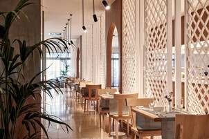 4 restaurants, breakfast, lunch, dinner served; international cuisine