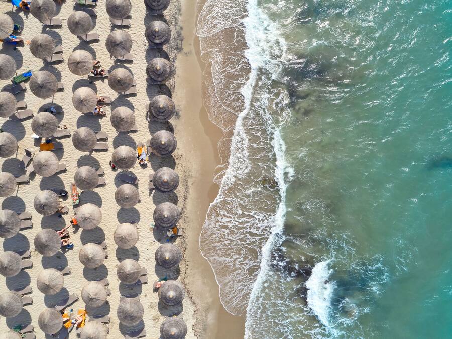 Vlak bij het strand, ligstoelen, parasols, strandlakens