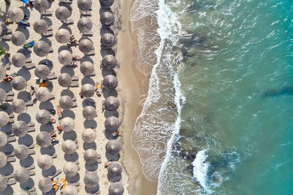 Beach nearby, sun loungers, beach umbrellas, beach towels - Atlantica Marmari Palace (Kos)