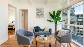 Fernseher, Tischtennisplatte, Bücher