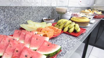 Café da manhã com buffet grátis todos os dias