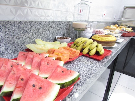 Free daily buffet breakfast . Hotel Minho - Próximo a 25 de Março, Brás e Bom Retiro