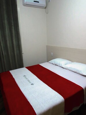 Basic Double Room | Bathroom | Towels, soap, toilet paper - Hotel Minho - Próximo a 25 de Março, Brás e Bom Retiro (São Paulo)