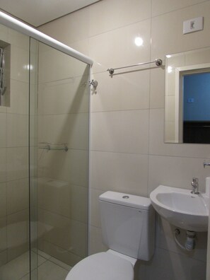 Serviettes fournies, savon, papier toilette