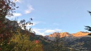 A mountainous landscape with autumn foliage and a clear sky. - SUITE ALPAGE (Méolans-Revel)