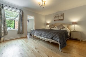 2 bedrooms, iron/ironing board, internet, bed sheets