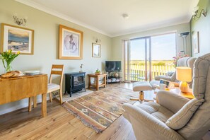 TV - Little Emmaus, Cley-next-the-Sea, Norfolk (Cley-next-the-Sea)