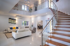 المنشأة من الداخل