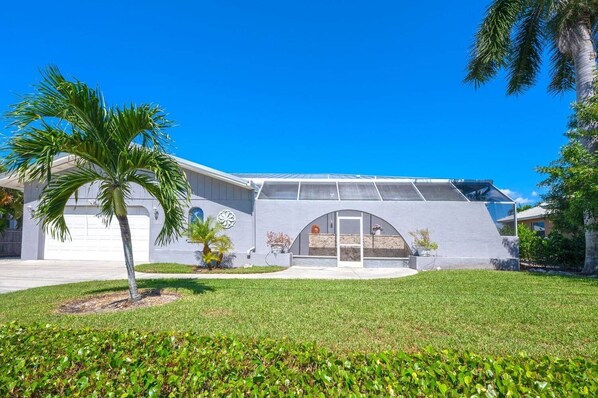 Exterior - Island Oasis-Waterfront Pool home! 10 min walk to the beach! (Marco Island)