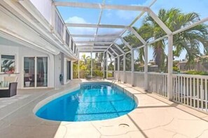 A heated pool - Island Oasis-Waterfront Pool home! 10 min walk to the beach! (Marco Island)
