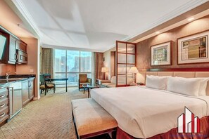 Caixa forta a l'habitació, escriptori i planxa i posts de planxar