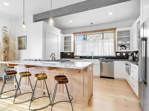 Kylskåp, mikrovågsugn, ugn och spishäll