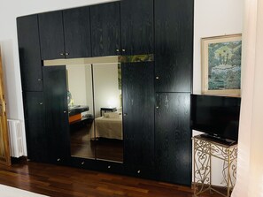 3 Schlafzimmer, Zimmersafe, Schreibtisch, Bügeleisen/Bügelbrett