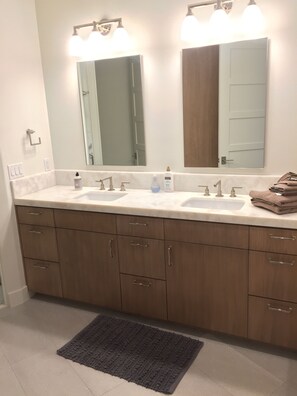 Duschwanne, Haartrockner, Handtücher, Seife