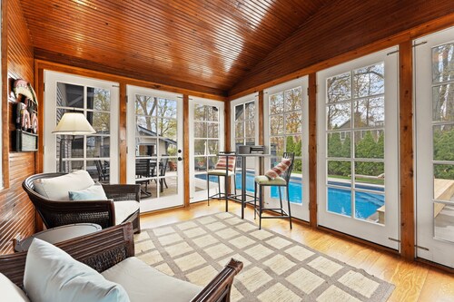 Heated pool and steps from downtown Saugatuck! Family-friendly retreat
