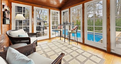 Heated pool and steps from downtown Saugatuck! Family-friendly retreat