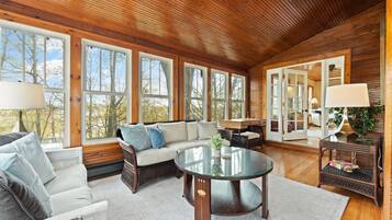 智能電視、電子遊戲、DVD 播放機、乒乓球設施