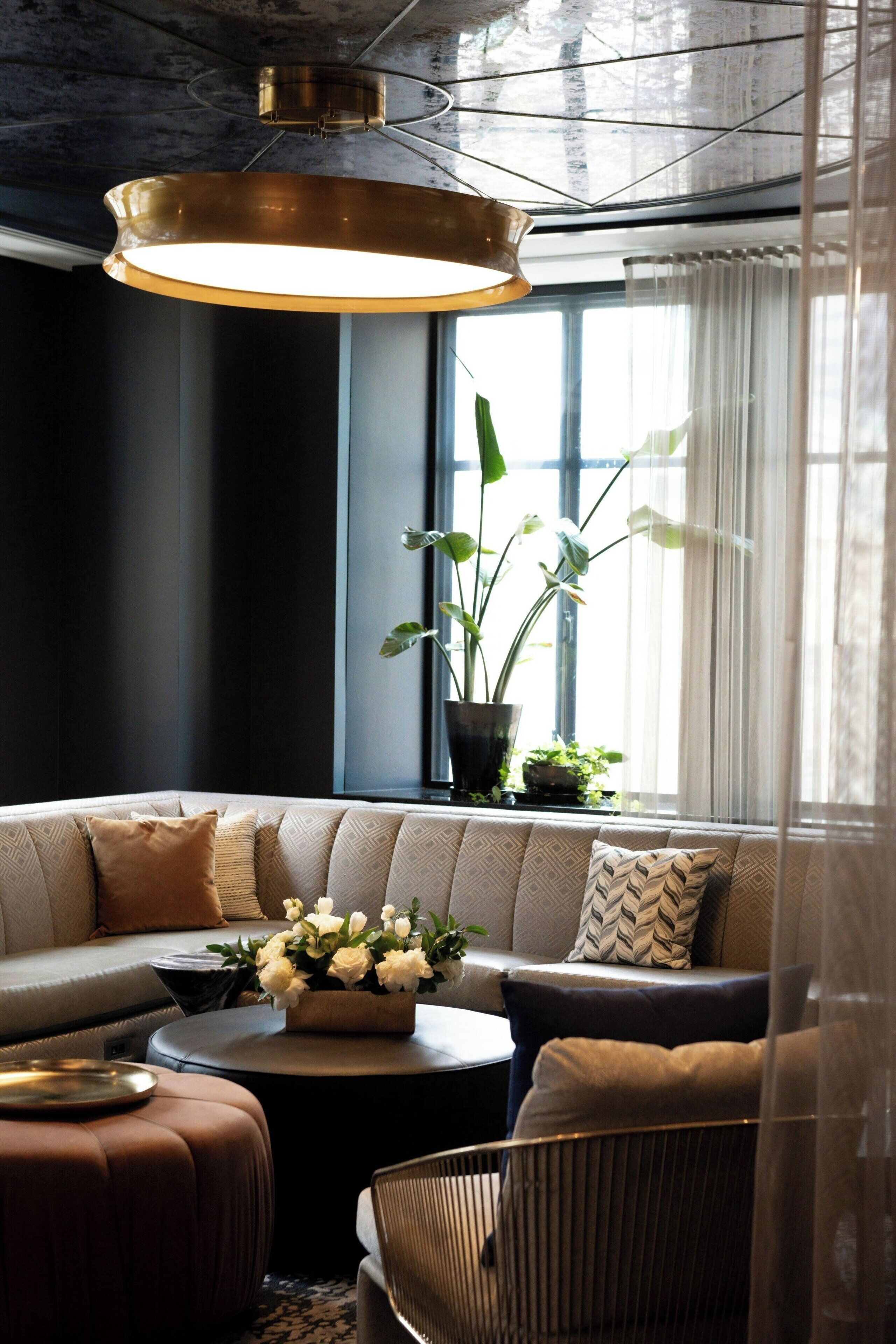 2 restaurants, breakfast, dinner, brunch served; American cuisine