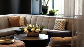 2 restaurants, breakfast, dinner, brunch served; American cuisine