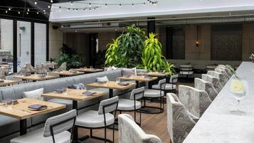 2 restaurants servant le petit déjeuner, spécialités Cuisine américaine