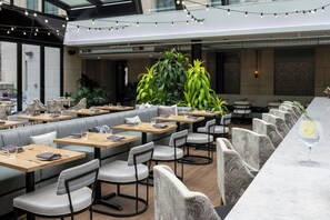 2 restaurants, breakfast, dinner, brunch served; American cuisine - Rand Tower Hotel , Minneapolis, A Tribute Portfolio Hotel (Minneapolis)