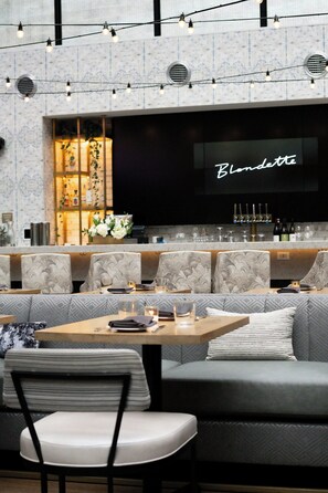 2 restaurants, breakfast, dinner, brunch served; American cuisine - Rand Tower Hotel , Minneapolis, A Tribute Portfolio Hotel (Minneapolis)