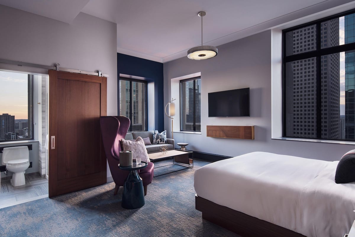 Suite Premier, 1 cama King size y sofá cama, vista a la ciudad | Ropa de cama de alta calidad y caja de seguridad en la habitación