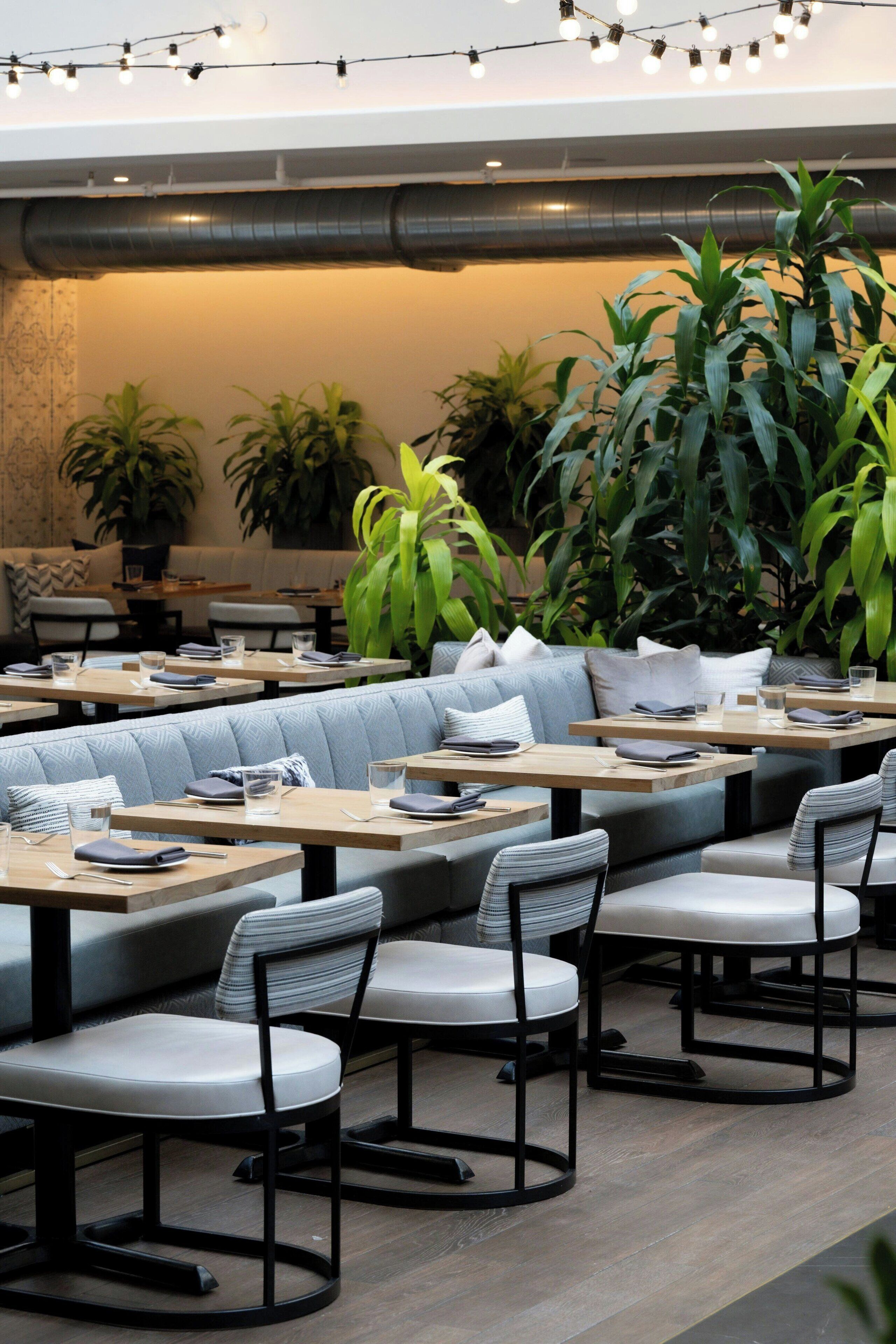 2 restaurants, breakfast, dinner, brunch served; american cuisine