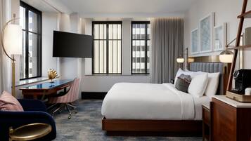 Kamer, 1 kingsize bed, uitzicht op de stad, hoek | Luxe beddengoed, een kluis op de kamer, een bureau, een laptopwerkplek