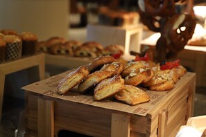 Petit déjeuner buffet servi tous les jours en supplément