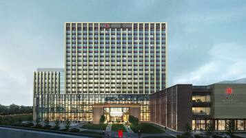Um edifício moderno com fachada de vidro e uma placa com a inscrição "Hualuxe Beijing City Center".