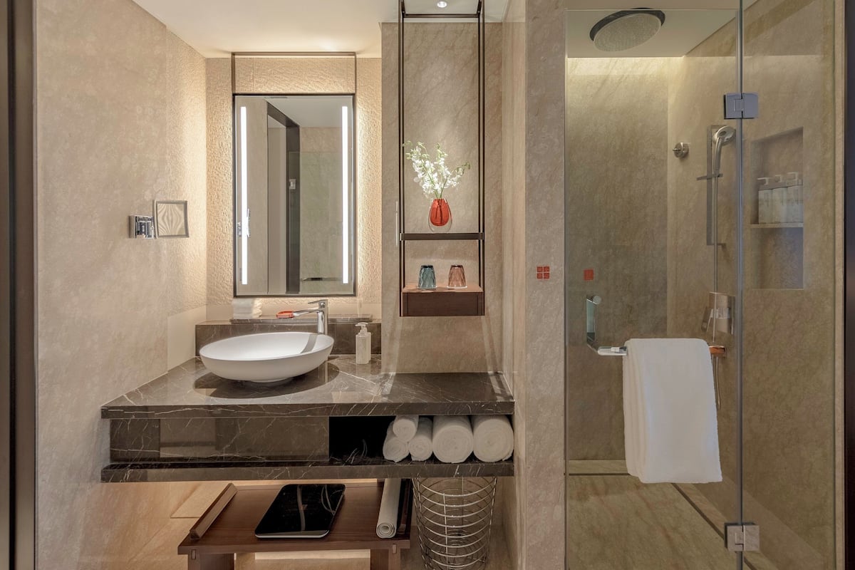 1 bedroom, premium bedding, down comforters, memory foam beds