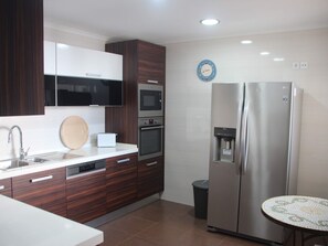 Fridge, microwave, oven, stovetop - Villa Blue Panorama,garage,hot Swimming Pool (Sesimbra)