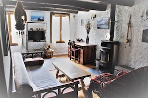 TV, lettore DVD, tavolo da ping pong, libri
