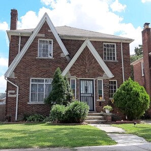 Exterior - Luxurious Gem, Cozy home in prime location (Highland Park)