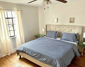 3 bedrooms, WiFi, bed sheets - Luxurious Gem, Cozy home in prime location  (Highland Park)