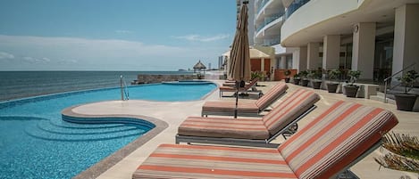 温水プール、サンラウンジャー